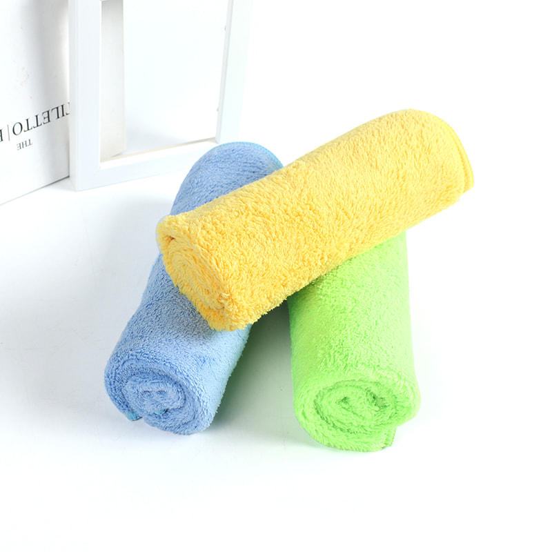 What features differentiate high-quality kitchen cleaning towels from lower-quality ones?